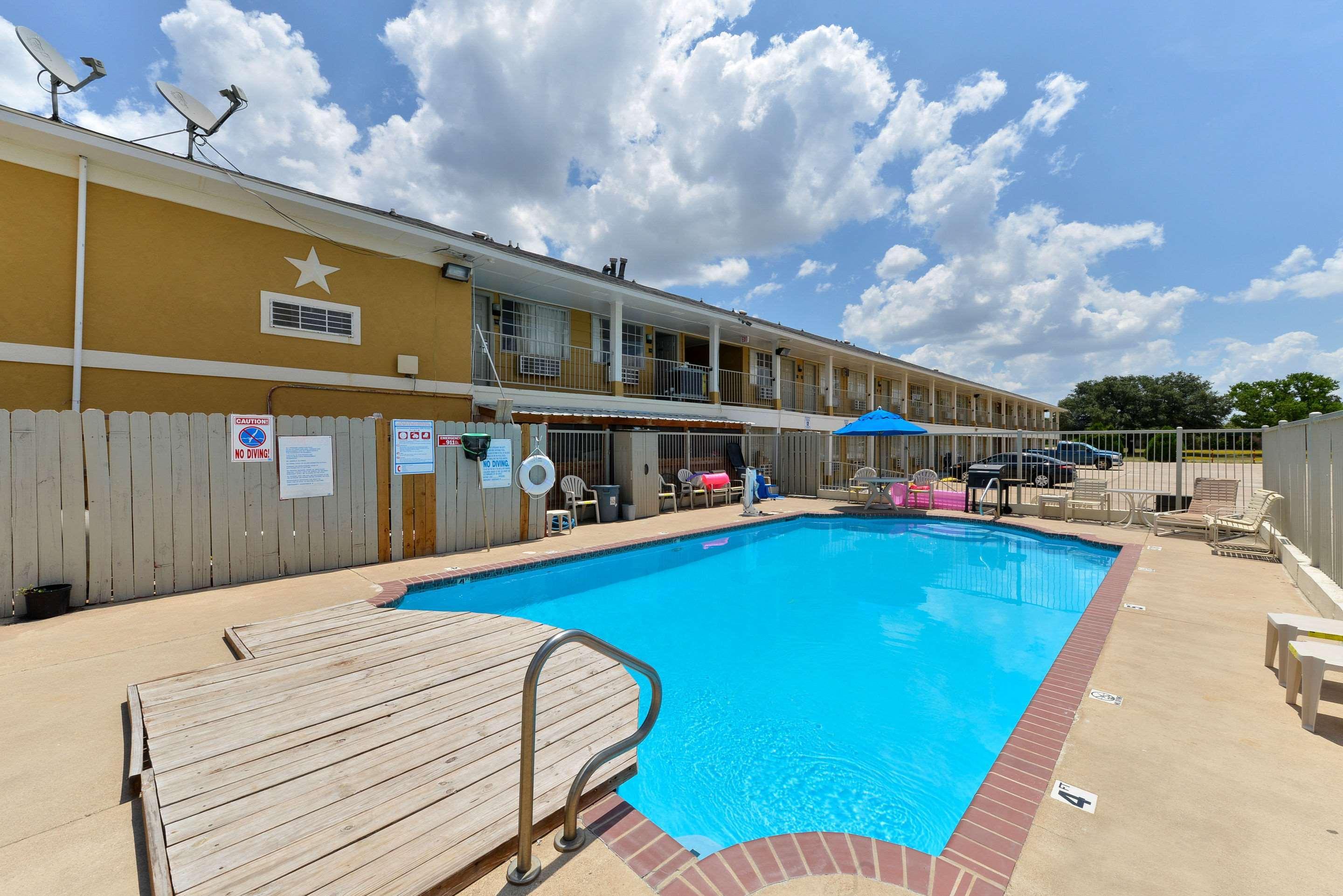 Quality Inn Gonzales Extérieur photo